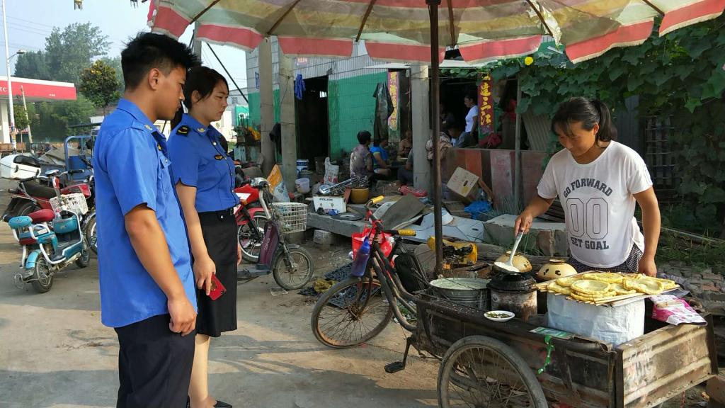 图为城管队员正在执法