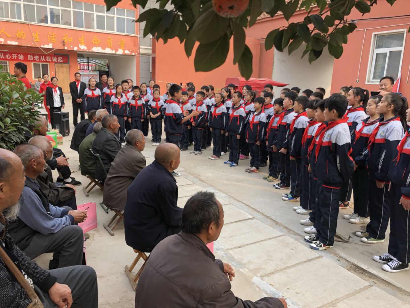 孩子们为老人表演节目