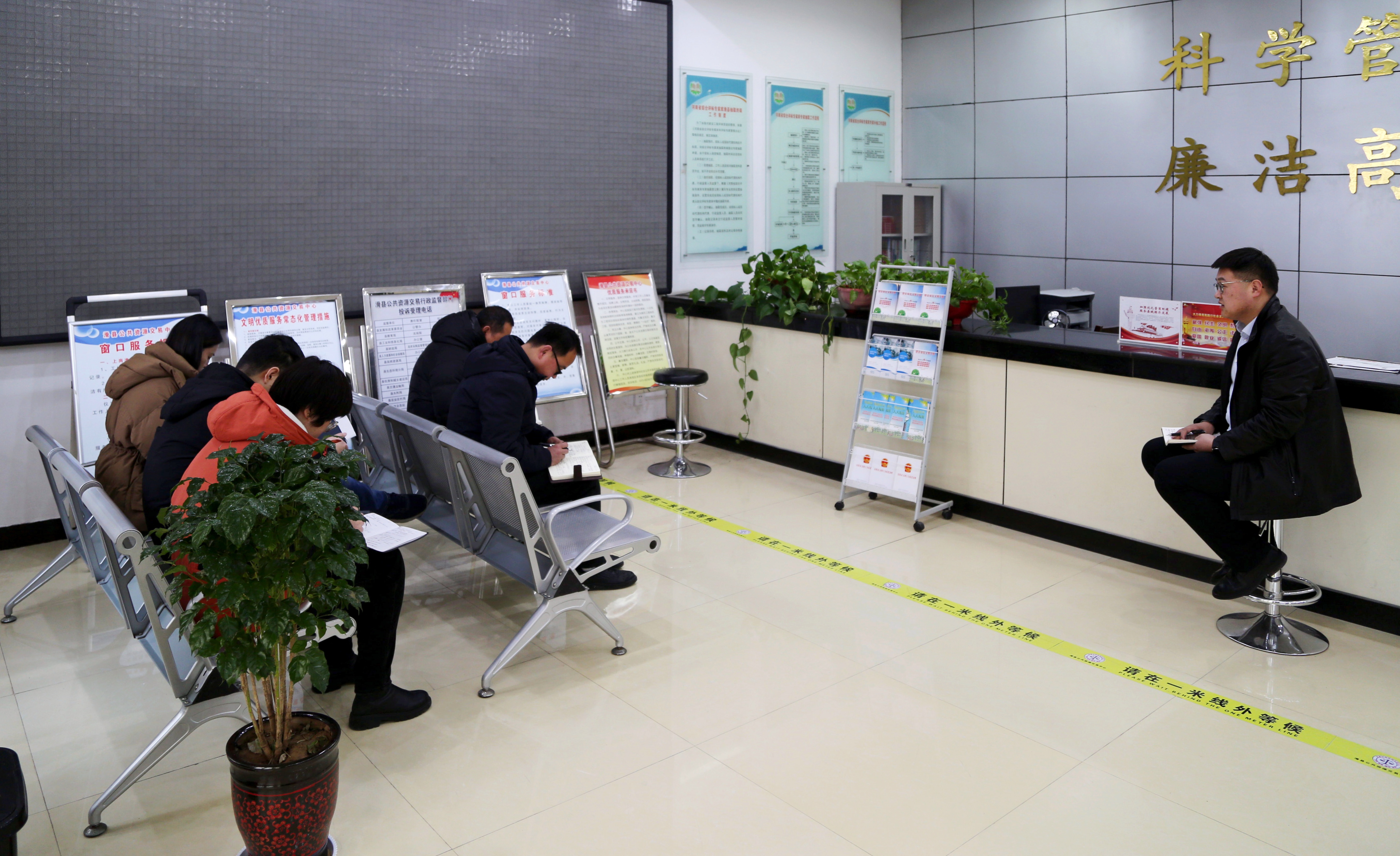 党组成员/副主任肖添丞召开分管股室会议