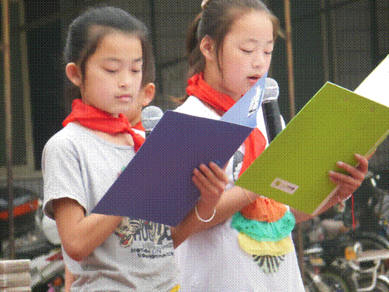 道口二实小国旗下的讲话宣传禁烟