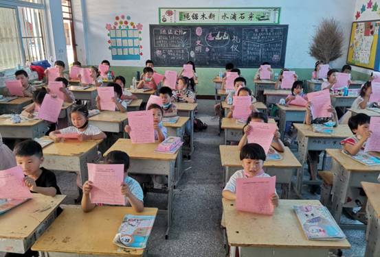 赵营西辛庄小学发放禁烟宣传单，让一个孩子带动一个家庭，一个家庭影响一个村庄，营造全社会共同参与禁烟宣传